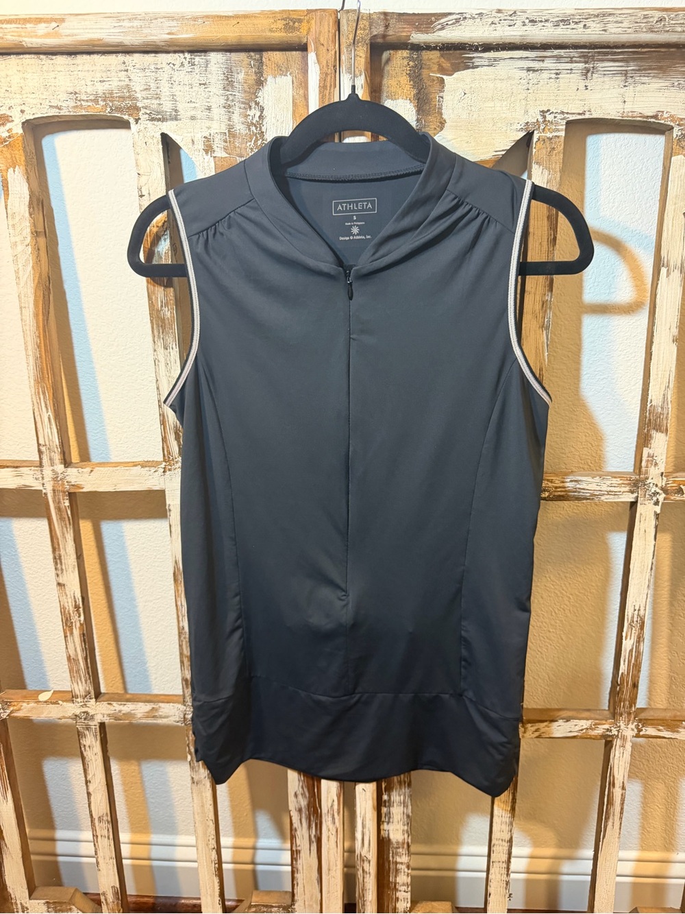 Athleta Sleeveless Zip-Front Back Pocket Tank in Black with Light Trim